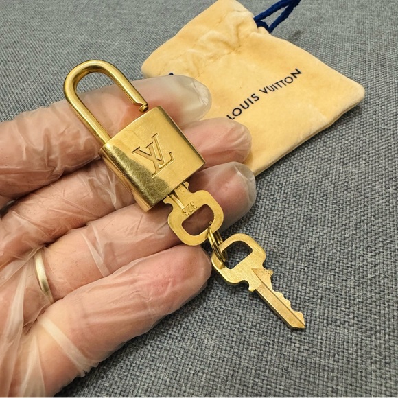 🩷Louis Vuitton Gold Padlock with Key - Picture 3 of 12